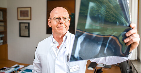 „Früher klebten wir Röntgenbilder mit Heftpflaster an die Fenster“ – Chefarzt Dr. Martin Memming erinnert sich an seine Anfangstage.