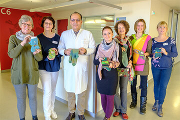 Gemeinsam für die Betroffenen: Doris Wagner, OvarSH, Kerstin Möller, Psychoonkologin, Dr. med. Fakher Ismaéel, Chefarzt der Frauenheilkunde, Sabine Pittack, Stationsleitung C6, Elke Hefke und Nina Ostrowski, OvarSH, sowie Heike Koch-Gießelmann, Psychoonkologin (v.l.).