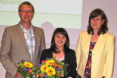 Hartmut Busse, Viktoriia Hofstede und Birgit Ehlers-Ascherfeld, Vertreterin des Wirtschaftsverbands Gartenbau Niedersachsen