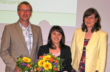 Hartmut Busse, Viktoriia Hofstede und Birgit Ehlers-Ascherfeld, Vertreterin des Wirtschaftsverbands Gartenbau Niedersachsen