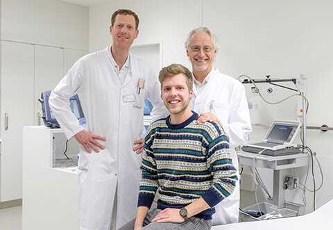 Simon Wald (M.) und seine Ärzte: Dr. Timo Peter (l.) und Prof. Dr. Bernd Schönhofer.