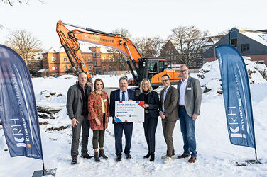 Übergabe Förderbescheid Neubau der Erwachsenenpsychiatrie an der KRH Psychiatrie Wunstorf: (v. l.) Michael Borges, Betriebsratsvorsitzender KRH Psychiatrie Wunstorf, Dr. Georgia Borttscheller, Geschäftsführerin Personal, Dr. Andreas Philippi, Niedersächsischer Minister für Soziales, Arbeit, Gesundheit und Gleichstellung, Barbara Schulte, KRH Geschäftsführerin Finanzen und Infrastruktur, Bastian Flohr, Geschäftsführender Direktor und Pflegedirektor KRH Psychiatrie Wunstorf, Leon Oppermann, Kaufmännischer Direktor KRH Psychiatrie Wunstorf