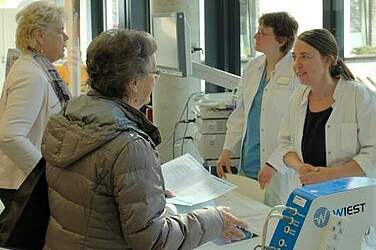 Ein Tag des intensiven Austausches zwischen Patientinnen und Interessierten und dem Spezialistinnen und Spezialisten der frauenheilkundlichen Abteilungen KRH.
