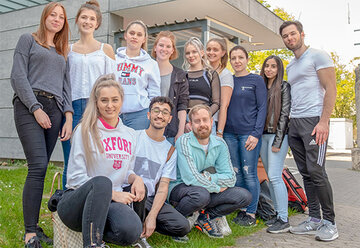 Der aktuelle OTA-Kurs 04.18.1 an der KRH Akademie. Hintere Reihe, v. l.: Michelle Zierold, Michelle Pagenkopf, Elisabeth Grothaus, Fenja Jungjohann, Julie Schönfelder, Lea Schwarzer, Mershia Adrovic, Selin Cetin, Kaspar Heintzmann. Vordere Reihe v. l..: Monika Kolodziej, Omid Jafar, Sascha Knieling. Nicht auf dem Bild: Julia Haake, Dimitra Mitsi, Jasmin Sander, Angela Stammer und Dennis Zimpel.