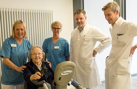 Kerstin Eickmeyer, Anja Lanzendorf, Dr. Björn Meyer und Prof. Jochen Wedemeyer mit einer Patientin auf der Geriatriestation.