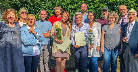 Strahlende Gesichter nach langer Arbeit: Stephanie Arndt (Mitte links) und Jenny Müller freuen sich zusammen mit dem Team aus dem KRH Klinikum Neustadt am Rübenberge über die bestandene Weiterbildung zur „Fachkraft für Leitungsaufgaben in der Pflege mit staatlicher Anerkennung“, kurz FLP. Personen auf dem Foto v. l.: Gabriele Overlander, Angela Schurr, Jutta Freund, Christoph Schaller, Ute Radtke, Stephanie Arndt, Jenny Müller, Marcus Arndt, Julia Hengstmann-Driver, Michael Ritter, Frauke Tramann, Martin Langsdorf, Dr. med. Jürgen Tempel