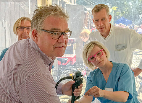 Auch Regionspräsident und KRH-Aufsichtsratsvorsitzender Hauke Jagau besuchte den Stand des Klinikums Region Hannover und probierte unter anderem den Endoskopietrainer aus.
