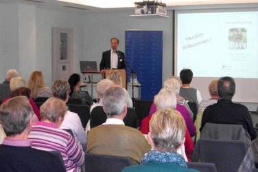 Dr. med. Dirk Rothenbusch im voll besetzten Konferenzsaal des KRH Klinikums Neustadt am Rübenberge