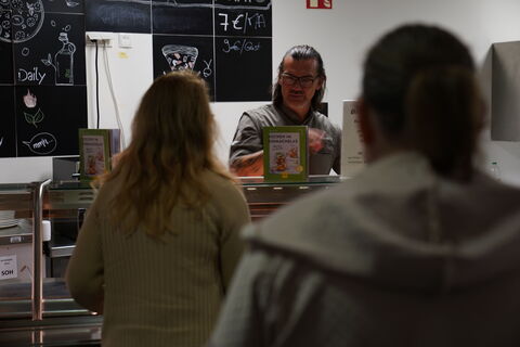 Volker Mehl im Bistro CURA des KRH Klinikum Siloah.