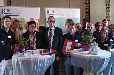 Dezernent Ulf-Birger Franz (Dritter von links) mit Auszubildenden und Lehrkräften des KRH Ausbildungszentrum am KRH-Stand