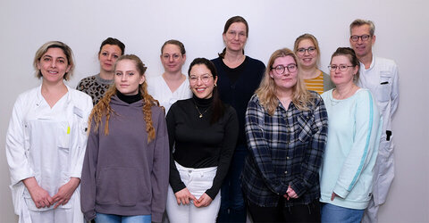 Das KRH Klinikum Robert Koch Gehrden heißt neue Kolleginnen willkommen (v. l.): Ivanna D´Alessio (Assistenzärztin in der Gefäßchirurgie), Paulina Schulz (Hebamme), Josie Wienäber (MFA), Annika Machleb (Ärztin in der Klinik für Frauenheilkunde und Geburtshilfe), Joana Coutinho (Pflegefachkraft), Dr. Karen Deegener (Ärztin in der Klinik für Innere Medizin), Shanice Wessels (Pflegefachkraft), Lisa Laugwitz (Stomatherapie), Jana Kliewe (Stationsassistenz Station 24), Prof Dr. Jochen Wedemeyer (Ärztlicher Direktor des KRH Klinikum Robert Koch Gehrden und Neustadt am Rübenberge).