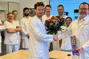 Nimmt Glückwunsche und Blumen von Prof. Dr. Alexandre Pelzer (r.) an: Dr. Raban Mazur wird seine Hauptwirkungsstätte am Standort Gehrden haben, wo er die OA-Riege verstärkt, anteilig wird er auch im Siloah tätig sein.