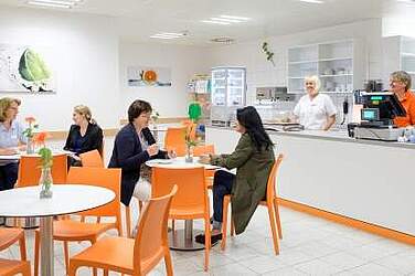 Hell und freundlich: das neue Cura-Bistro in Großburgwedel.