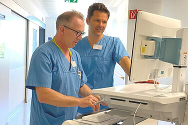 Dieter Meer, Fachkrankenpfleger im KRH Klinikum Robert Koch Gehrden (links) zeigt Regionspräsident Steffen Krach (rechts) die Vorgänge auf der Intensivstation des KRH Klinikum Robert Koch Gehrden.