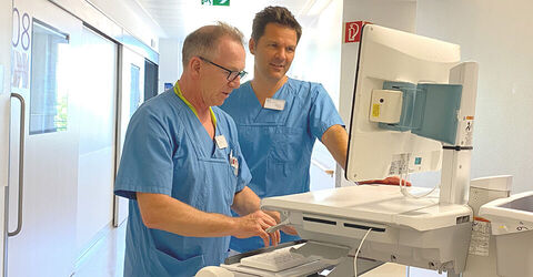 Dieter Meer, Fachkrankenpfleger im KRH Klinikum Robert Koch Gehrden (links) zeigt Regionspräsident Steffen Krach (rechts) die Vorgänge auf der Intensivstation des KRH Klinikum Robert Koch Gehrden.