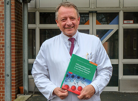 Neu aufgelegt: Zehn KRH-Ärzte sind in dem Lehrbuch „Differenzialdiagnostik und Differenzialtherapie in der Inneren Medizin” mit Beiträgen vertreten. Herausgeber ist Prof. Reinhard Brunkhorst.