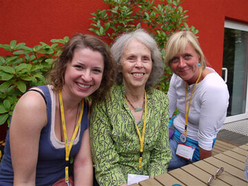 Ina May Gaskin mit den Hebammen Merle Kopetz (links) und Bianka Wilkening