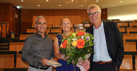 Freude bei der Antrittsvorlesung: PD Dr. Solveig Lerch und ihre Förderer Prof. Dr. Oliver Rühmann, Chefarzt der Klinik für Orthopädie, Unfallchirurgie und Sportmedizin am KRH Klinikum Agnes Karll Laatzen (links) und Dr. Thomas Berndt, Leiter des Departements Schulterchirurgie.