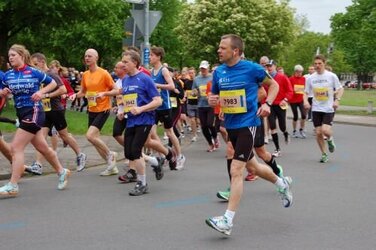 Gut erkennbar: die Sportbegeisterten des KRH-Teams in blauen Funktionsshirts