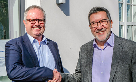 KRH Geschäftsführer Personal Michael Born (li.) begrüßt Juan Clavijo-Celda als neuen Pflegedirektor am KRH Klinikum Nordstadt.