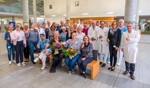 Daumen hoch! Die Mitarbeiter des KRH Klinikums Siloah feiern ihren gemeinsamen Erfolg – von der Pflegekraft bis zum Chefarzt.