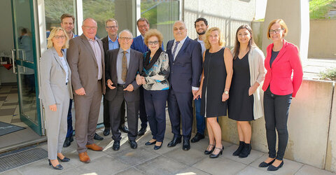 Gruppenbild mit Familie: Die KRH Geschäftsführung und das Direktorium des KRH Klinikums Nordstadt hießen den neuen Chefarzt der Klinik für Neurochirurgie Prof. Dr. Arya Nabavi (5. v. R.) auch offiziell ganz herzlich willkommen. Neben vielen Wegbegleitern waren auch Nabavis Eltern, seine Ehefrau und seine Kinder gekommen.