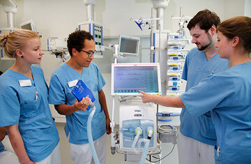 Komplizierte Technik einfach erklärt: Erfahrene Kollegen zeigen den Nachwuchskräften die medizinischen Geräte auf der Intensivstation.