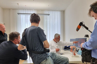 Dr. Tümen Mansuroglu, Oberarzt und Sektionsleiter Gastrointestinale Onkologie in der Klinik für Gastroenterologie, Hepatologie, Interventionelle Endoskopie und Diabetologie im KRH Klinikum Siloah erklärt dem Kamerateam vom ZDF und Niklas Schütz (ganz links) die Erkrankung Morbus Crohn.