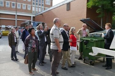 Detlev Krüger-Nedde erläutert der algerischen Delegation die Mülltrennung und -entsorgung.