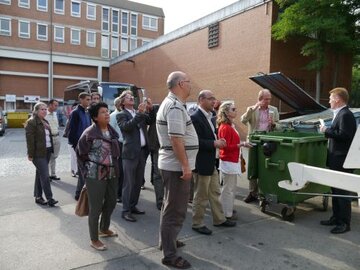 Detlev Krüger-Nedde erläutert der algerischen Delegation die Mülltrennung und -entsorgung.