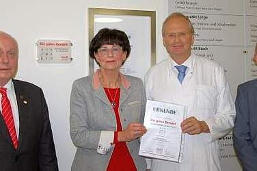 Beispielhaft gebautes Krankenhaus: Klaus Wedemeier, Franziska Mecke-Bilz, Prof. Thomas Moesta und Dr. Hermann Stockhorst (v.l.) bei der Übergabe der Plakette und Urkunde des Sozialverbands.
