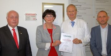 Beispielhaft gebautes Krankenhaus: Klaus Wedemeier, Franziska Mecke-Bilz, Prof. Thomas Moesta und Dr. Hermann Stockhorst (v.l.) bei der Übergabe der Plakette und Urkunde des Sozialverbands.