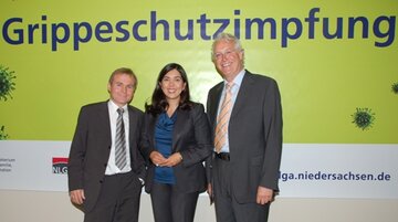 Dr. Matthias Pulz, Aygül Özkan und Prof. Bernd Schönhofer eröffnen die Kampagne zur Grippeschutzimpfung