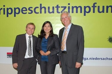 Dr. Matthias Pulz, Aygül Özkan und Prof. Bernd Schönhofer eröffnen die Kampagne zur Grippeschutzimpfung