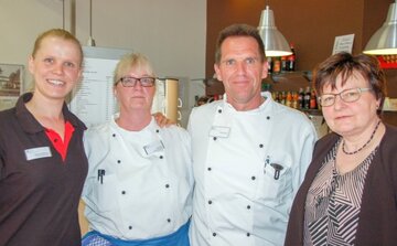 Michaela Behrendt, Petra Bund, Guido Quade (Bistro-Team Wunstorf) und Inge Schweinebraten, Leiterin der KRH-Servicegesellschaft.