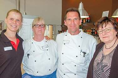 Michaela Behrendt, Petra Bund, Guido Quade (Bistro-Team Wunstorf) und Inge Schweinebraten, Leiterin der KRH-Servicegesellschaft.