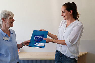 Pflegedirektorin Anne Gottselig (r.) überreicht eine Begrüßungsmappe an Ilona Förster-Bögeholz.