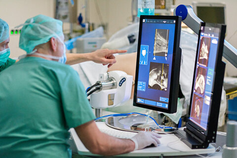 Die Ärzte planen und steuern die Therapie mithilfe von Bildern aus dem Live-Ultraschall und der Kernspintomografie.