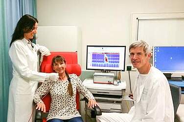 Chefärztin PD Dr. Andrea Riphaus mit Patientin Evelyne Büsching und Oberarzt Dr. Christian Mentzel.