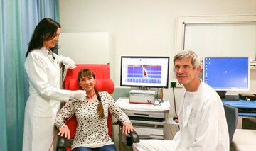 Chefärztin PD Dr. Andrea Riphaus mit Patientin Evelyne Büsching und Oberarzt Dr. Christian Mentzel.