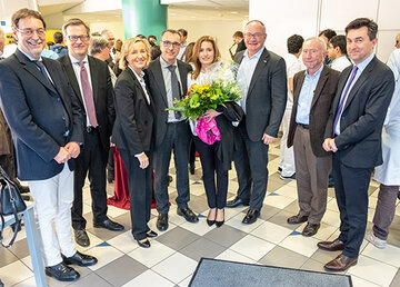 Zu der feierlichen Verabschiedung von Prof. Dr. Erol Sandalcioglu (4. v. l.) waren auch seine Frau, Maria Luisa Sandalcioglu und sein Lehrherr am Universitätsklinikum Essen, Prof. Dr. Dietmar Stolke anwesend (2. v. r.). Verabschiedet wurde der zukünftige Ordinarius von (v. l.) Prof. Dr. Hans-Jürgen Welkoborsky, Sprecher der Chefärzte am KRH Klinikum Nordstadt, Michael Schmitt, Geschäftsführender Direktor KRH Klinikum Mitte, Barbara Schulte, KRH Geschäftsführerin Finanzen und Infrastruktur, Dr. Matthias Bracht, KRH Geschäftsführer Medizin und Tomislav Gmajnic, Übergangsdirektor für den kaufmännischen Bereich am KRH Klinikum Mitte.