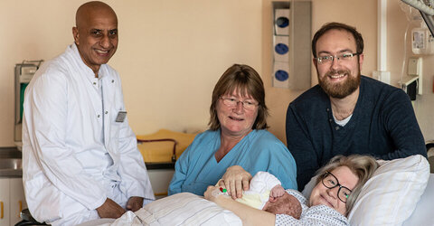 Glückliche Familie: Christine und Matthias Mantel freuen sich über die Geburt von Elias, ihres zweiten Kindes. Chefarzt Dr. Aref Alemi und Hebamme Agnes Brandes und das gesamte Team der Geburts-klinik im KRH Klinikum Großburgwedel haben ebenfalls Grund zur Freude: Elias ist das 500. Baby, das in diesem Jahr im Großburgwedeler Klinikum zur Welt kam.