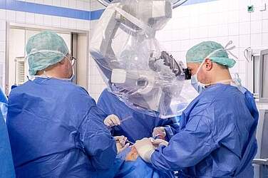 Das Team der HNO-Klinik operiert mit den neuen Mikroskopen.