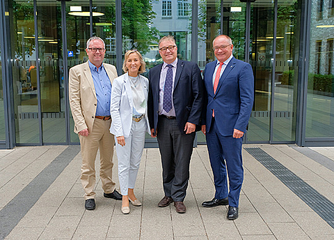 Freuen sich über das gute wirtschaftliche Ergebnis für das Klinikum Region Hannover (KRH) im Jahr 2017: (v. l.) Michael Born, KRH Geschäftsführer Personal, Barbara Schulte, KRH Geschäftsführerin Finanzen und Infrastruktur, Hauke Jagau, Aufsichtsratsvorsitzender KRH, Dr. Matthias Bracht, KRH Geschäftsführer Medizin.