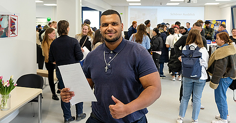 OTA-Azubi Rivaldo Enrique Mateus hat sich direkt seinen Übernahmevertrag beim Speeddating in der KRH Akademie gesichert