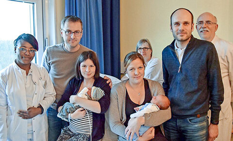 Das erste „KRH-Baby 2018“ kam im Klinikum Neustadt am Rübenberge zur Welt: Niklas (links) mit Mutter Claudia Vorholt und Vater Lars. Das zweite Neustädter Neujahrbaby heißt Jannis, mit den Eltern Kristin und Jens Hausmann.  