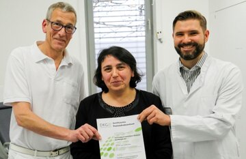 Geprüfte Qualität: Chefarzt Dr. Joachim Stein mit der QM-Beauftragten Semsi Tüzün und Assistenzarzt David Büchler (v.l.).