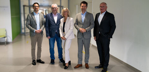 (von links): David Matrai (stv. Aufsichtsratsvorsitzender), Michael Born (Geschäftsführer Personal), Barbara Schulte (Geschäftsführerin Finanzen und Infrastruktur), Steffen Krach (Regionspräsident und Aufsichtsratsvorsitzender) sowie Dr. Matthias Bracht (Geschäftsführer Medizin), stehen nebeinander