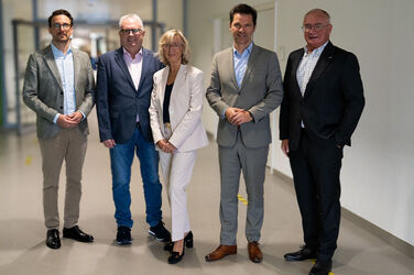 (von links): David Matrai (stv. Aufsichtsratsvorsitzender), Michael Born (Geschäftsführer Personal), Barbara Schulte (Geschäftsführerin Finanzen und Infrastruktur), Steffen Krach (Regionspräsident und Aufsichtsratsvorsitzender) sowie Dr. Matthias Bracht (Geschäftsführer Medizin), stehen nebeinander