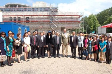 Die Besucher vor dem Neubau. Bildmitte: PD Dr. Moesta rechts neben dem Präsidenten des Tongji-Hospitals, Prof. Anmin Chen.